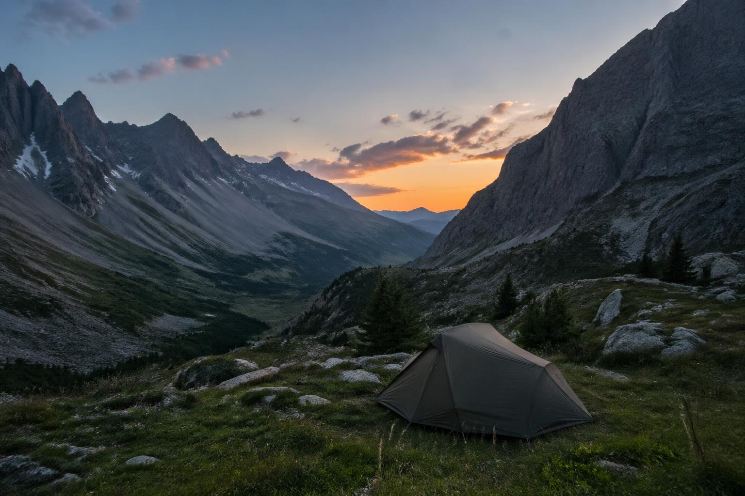 découvrez mon expérience de bivouac dans le parc des écrins qui m'a valu une amende de 135€ à cause de la règle méconnue des horaires 19h-9h. conseils et précautions pour camper en toute légalité.