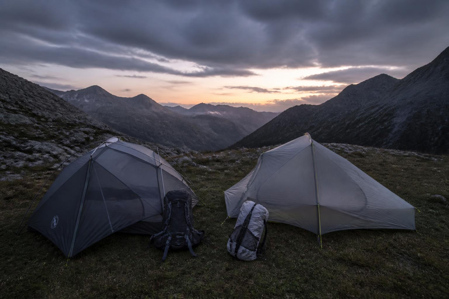 comparaison détaillée entre la big agnes copper spur et la tarptent double rainbow après 60 nuits de test. découvrez quel modèle remporte vraiment la bataille, contre toute attente.
