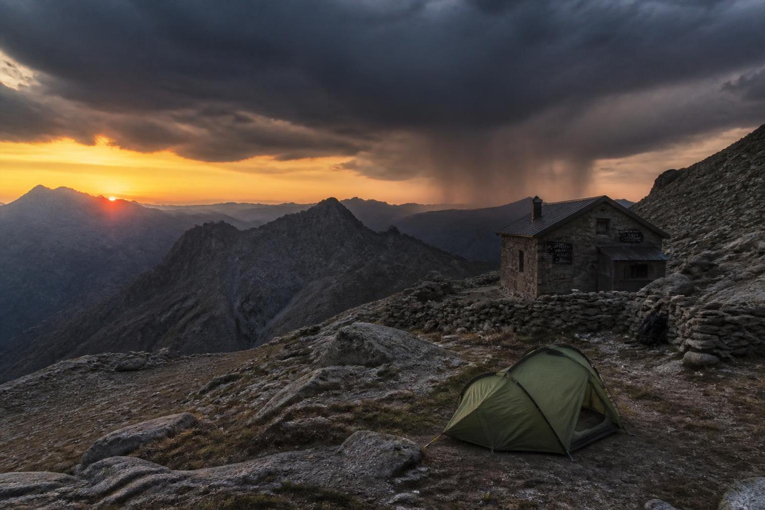 découvrez mon aventure sur le gr20 en 12 jours en bivouac sauvage et les 4 étapes où la réglementation m'a obligé à passer la nuit en refuge. conseils, expériences et infos pratiques pour préparer votre randonnée.