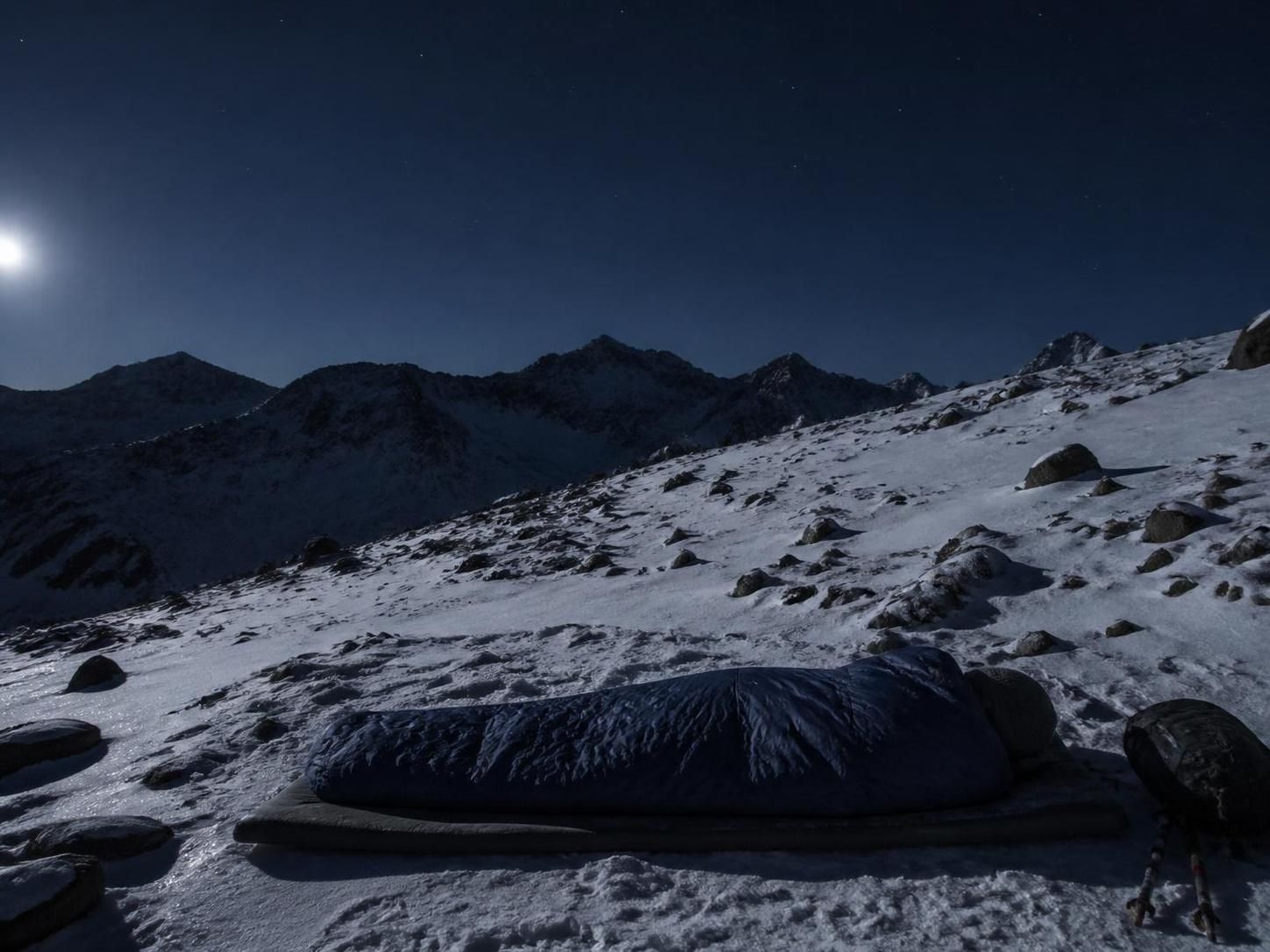 découvrez mon expérience en bivouac à -18°c sans abri d'urgence, ce qui a gelé en premier et pourquoi mes pieds ont résisté au froid extrême.