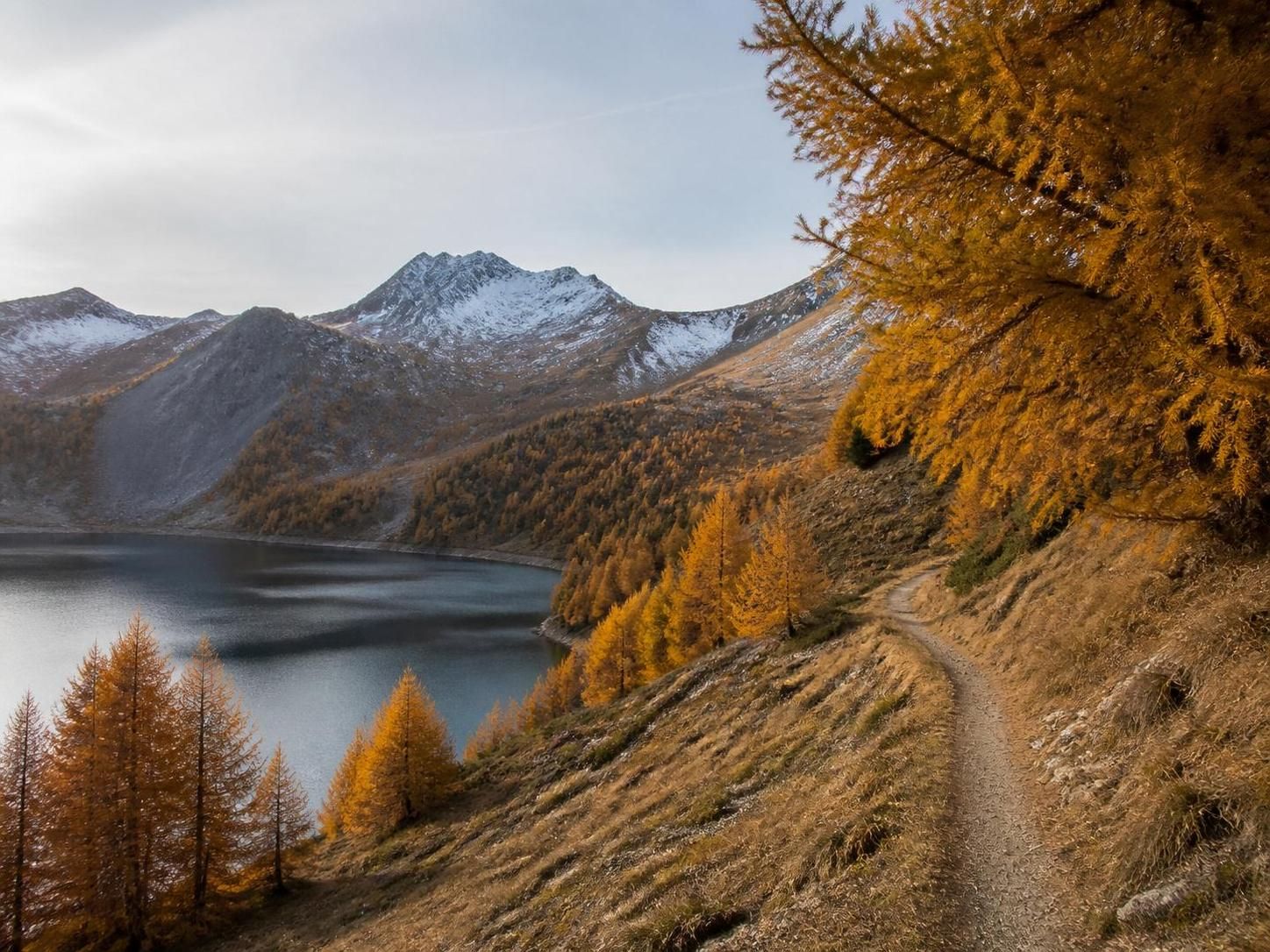 découvrez pourquoi la boucle du lac d'allos en octobre offre des paysages exceptionnels, avec 4 spots incontournables introuvables en plein été. profitez d'une randonnée hors saison unique et préservez la nature.