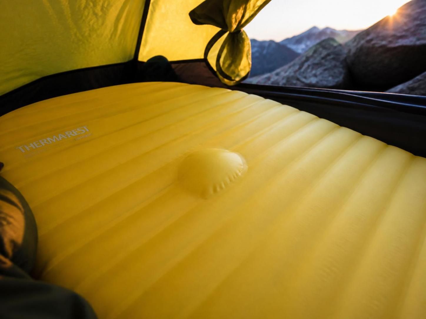 découvrez l'histoire d'un matelas thermarest crevé à trois reprises en 18 mois et la véritable cause qui n'était pas le sol.