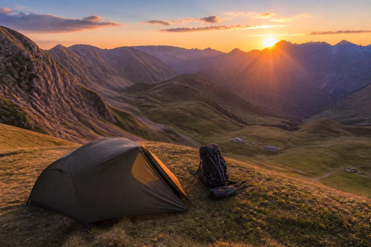 découvrez pourquoi les 3 règles américaines de leave no trace ne s'appliquent pas toujours en zone alpine française et comment adapter vos pratiques pour préserver ces espaces fragiles.