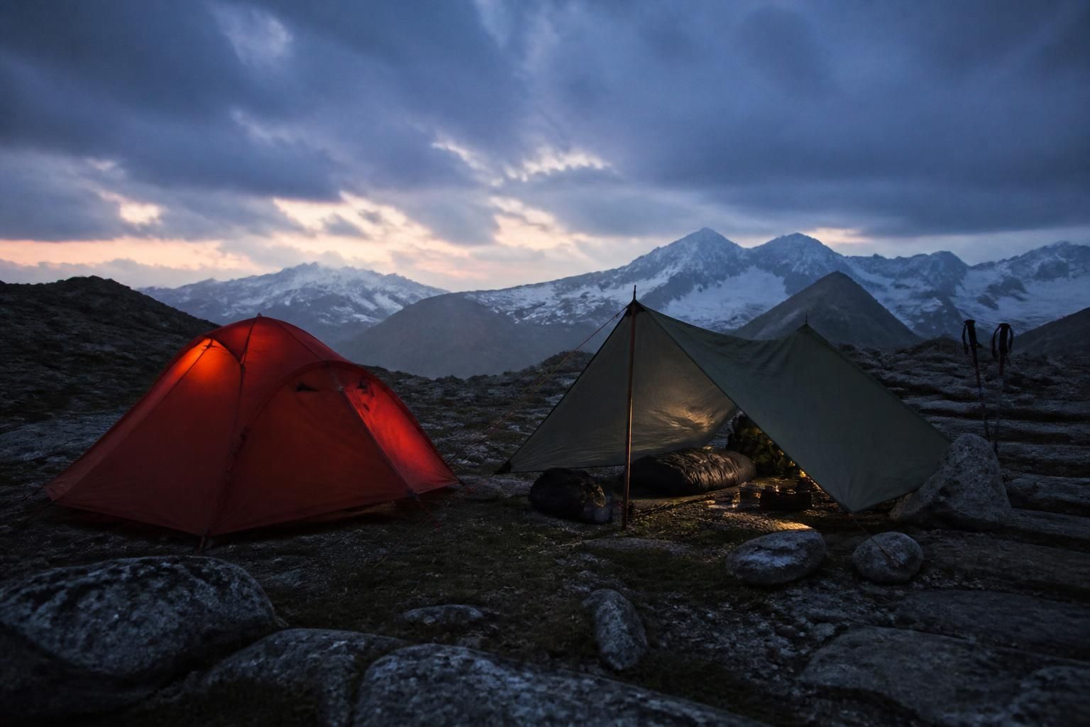 comparaison entre une tente 4 saisons à 950€ et un tarp à 65€ lors de 14 nuits en altitude : découvrez ce qui m'a vraiment surpris.