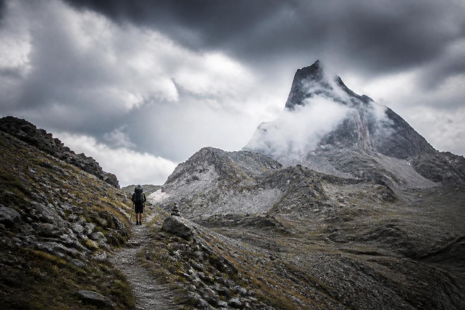 découvrez pourquoi j'ai décidé de bifurquer au jour 9 de la hrp haute route pyrénéenne, avec une analyse détaillée de la météo et une réflexion sur la gestion de l'ego lors de cette aventure exceptionnelle.