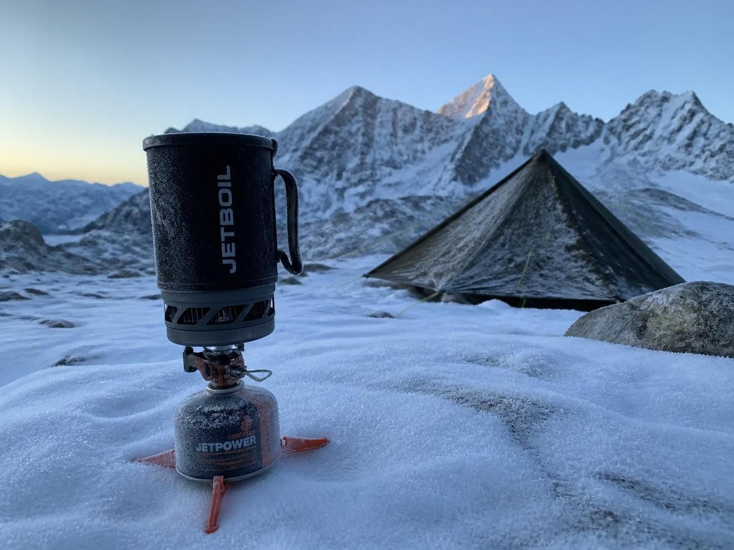 découvrez notre expérience avec le jetboil flash à -7°c : une cartouche qui a refusé de s'allumer au 4e jour, défiant les attentes en conditions extrêmes.