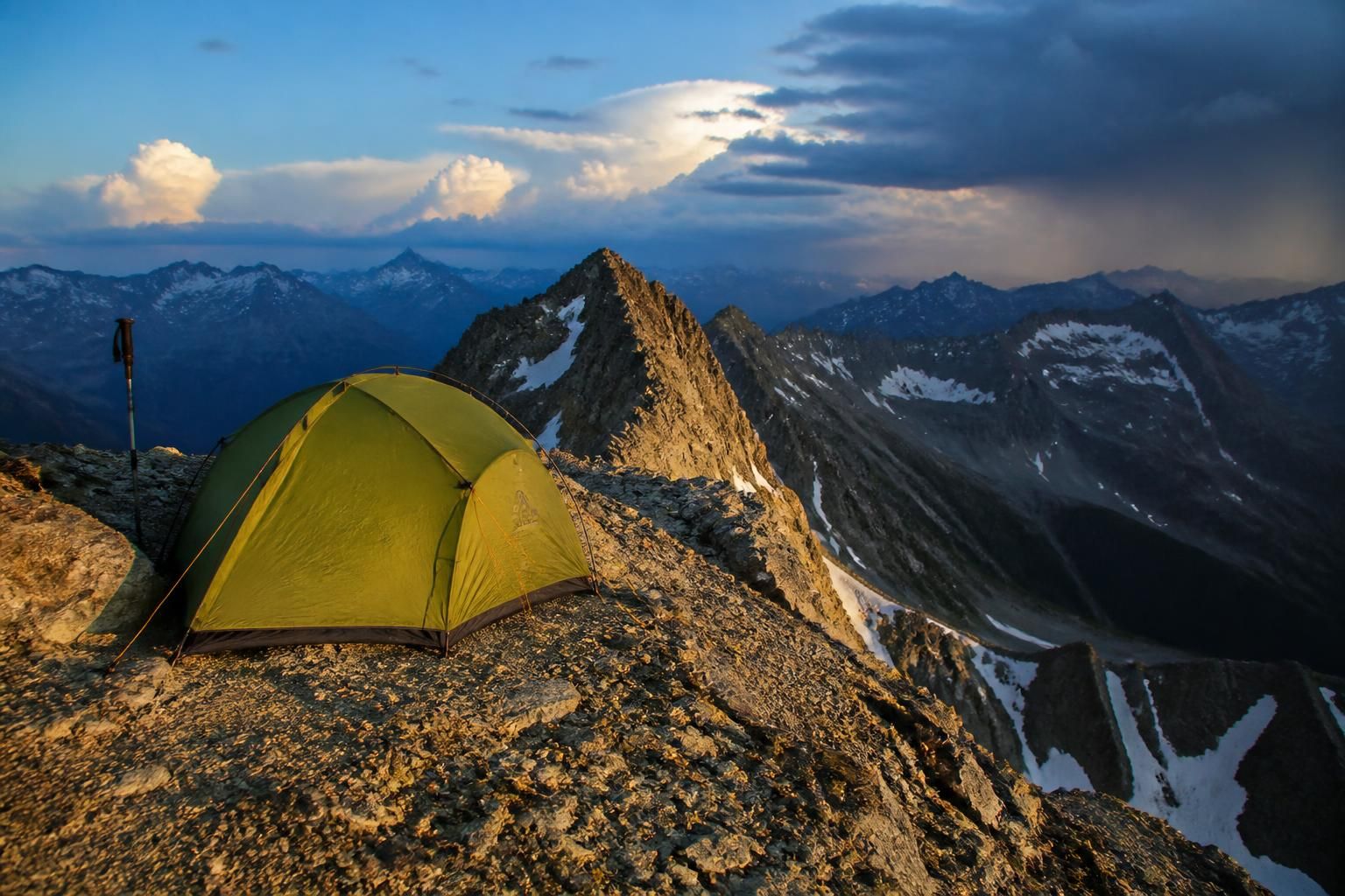 découvrez mon expérience intense de bivouac sous un orage en pleine arête, avec une descente nocturne à minuit et un éclair à seulement 800 mètres. une aventure pleine de suspense et d'émotions.