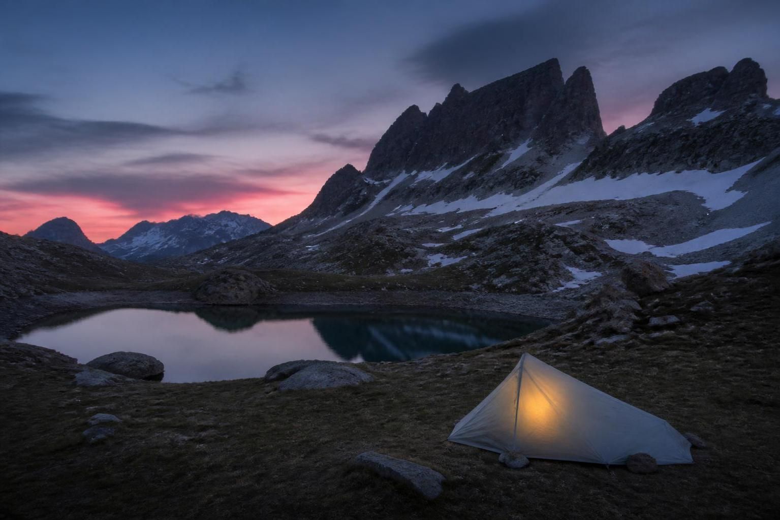 découvrez mon aventure dans le massif des cerces en 2 nuits, avec un passage matinal au col à 5h pour éviter les orages prévus à 14h. récit d'une randonnée stratégique et intense.