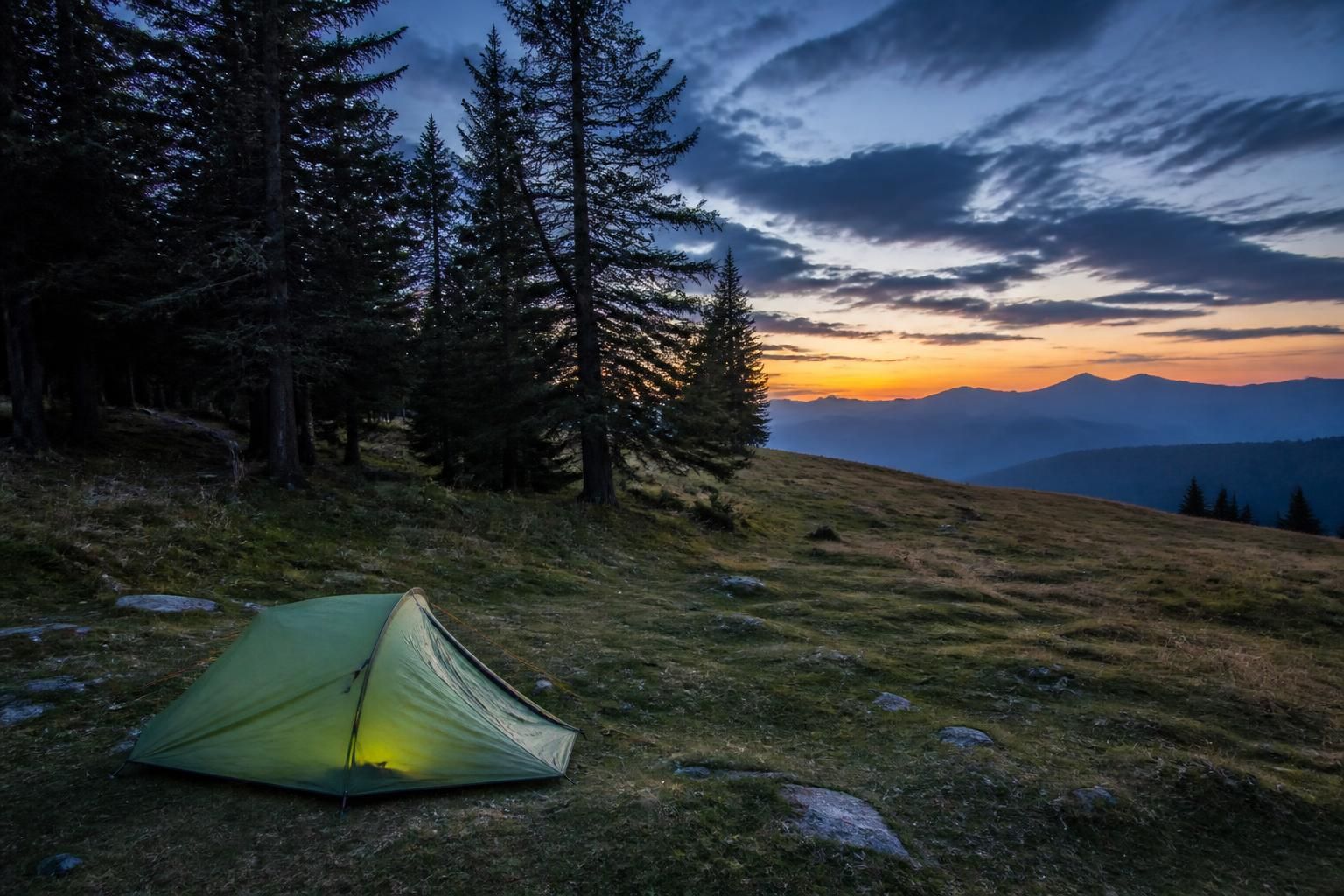 découvrez les enseignements de 80 nuits de mesures de vent pour choisir entre bivouac en lisière ou en clairière, afin d'optimiser votre confort et sécurité en pleine nature.