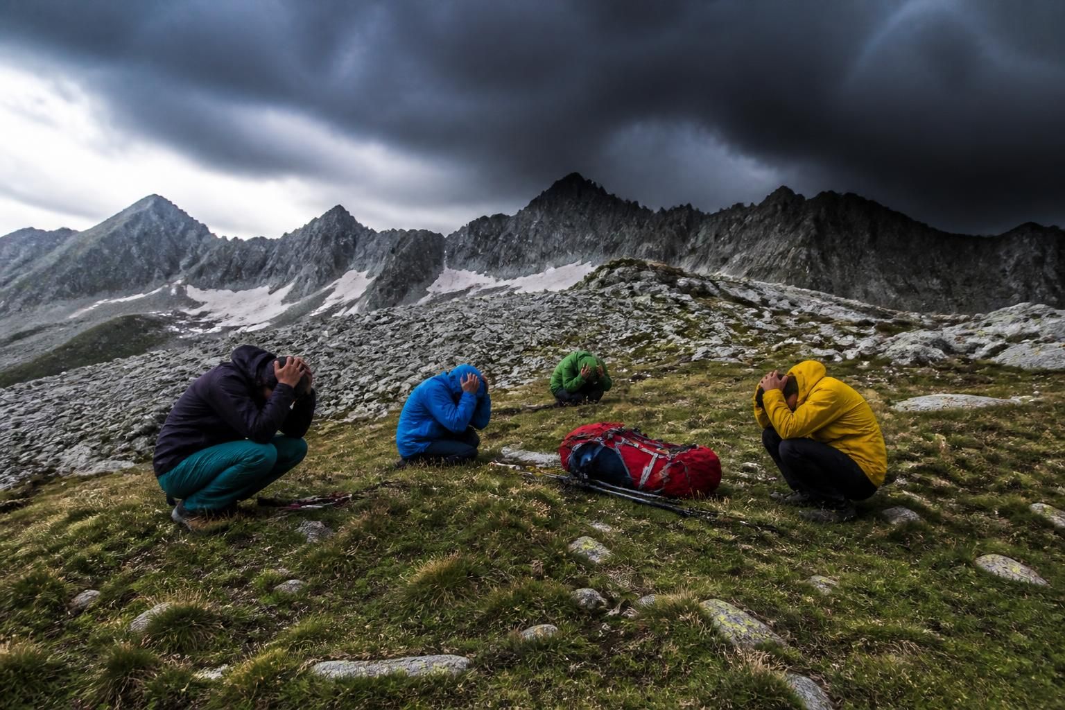 découvrez mon expérience avec la position d'un paratonnerre en montagne, testée deux fois face à la foudre avec un impact à seulement 400 mètres. conseils et retours d'expérience pour mieux vous protéger.